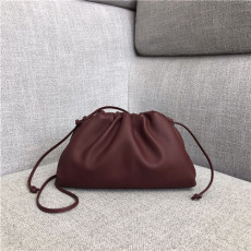 BOTTEGA VENETA 보테가베네타 버터카프 파우치백 미듐 585852
