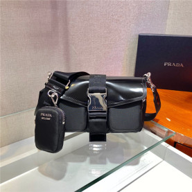 PRADA 프라다 레더 브러시드 메신저백 1BD295