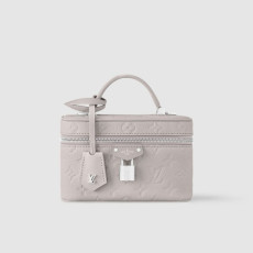 LOUIS VUITTON 루이비통 베니티 체인 파우치 M13593