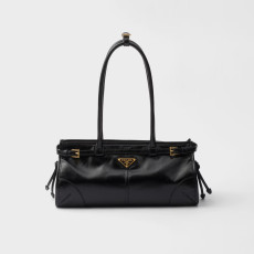 29위 PRADA 프라다 보니 미디엄 가죽 핸드백 1BA426