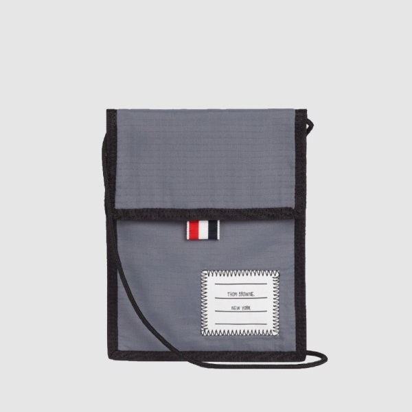 THOM BROWNE 톰브라운 드로우코드 넥 파우치 MAC107 2COLOR