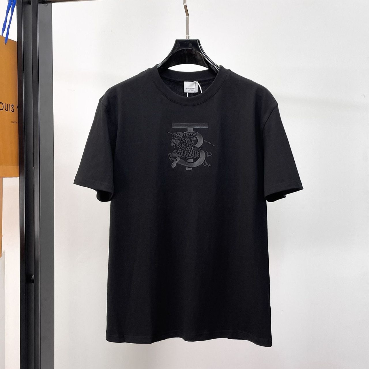 BURBERRY 버버리 650863 TB 모노그램 EKD 자수 패치 로고 코튼 반팔 2COLOR