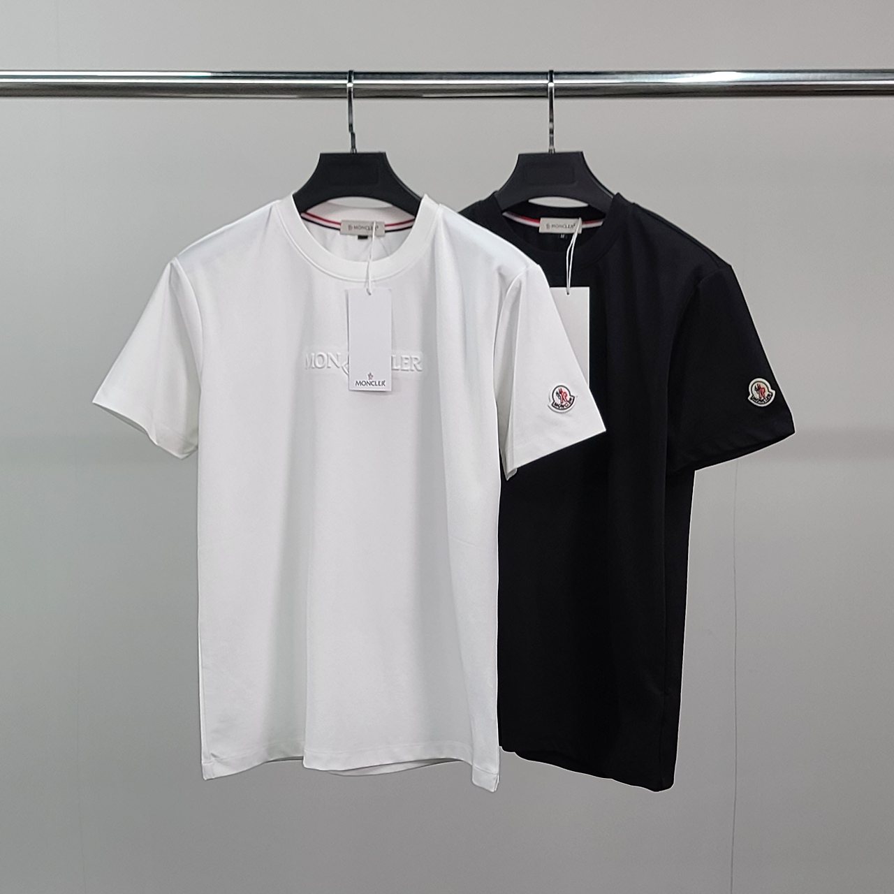 MONCLER 몽클레어 엠보로고 패치 반팔티