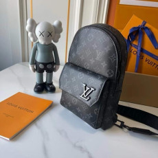LOUIS VUITTON 루이비통 블랙모노 파일럿 슬링백