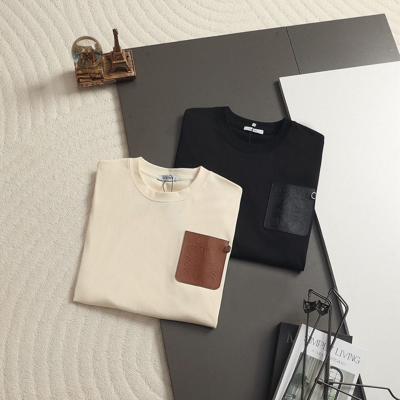 LOEWE 로에베 650954 레더 아나그램 패치 반팔