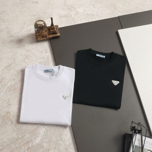 PRADA 프라다  650939 메탈 플레이트 로고 반팔