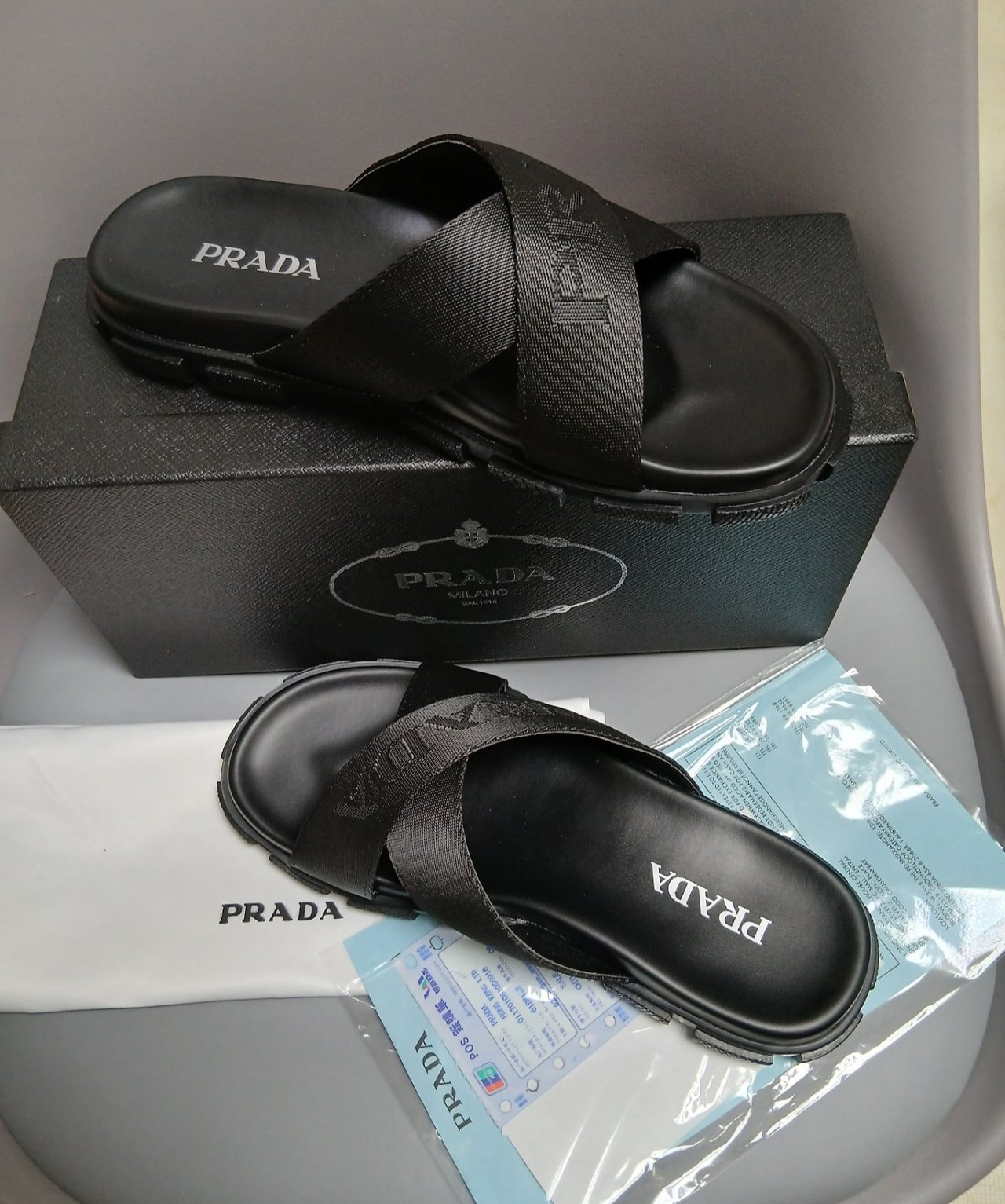 PRADA 프라다 로고 크로스 스트랩  슬리퍼