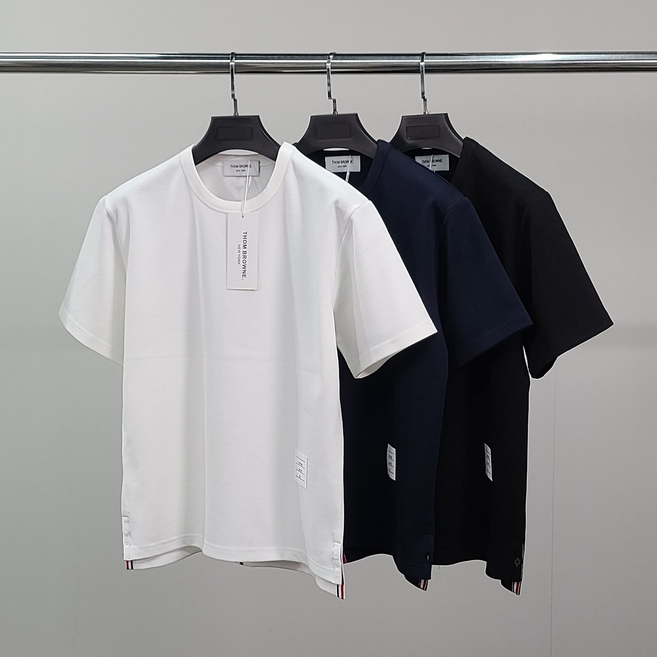 THOM BROWNE 톰브라운 빽삼선 라운드 반팔티