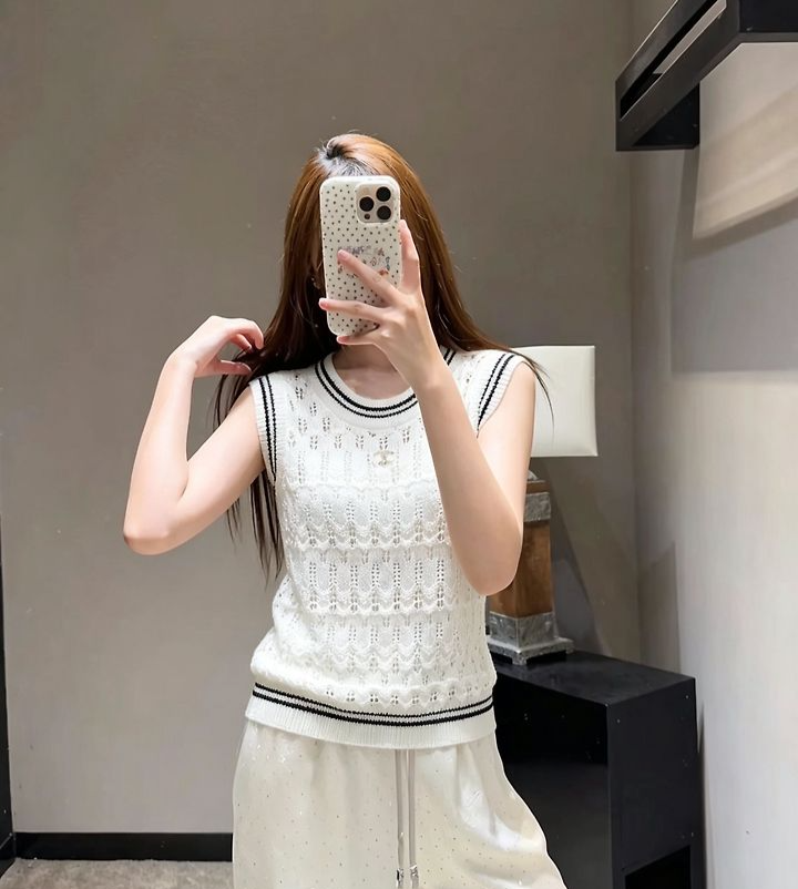CHANEL 샤넬 33037 CC 골드 로고 아일렛 펀칭 니트 베스트
