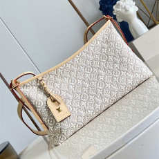 LOUIS VUITTON 루이비통 캐리올 이스트웨스트 숄더백 M2A136