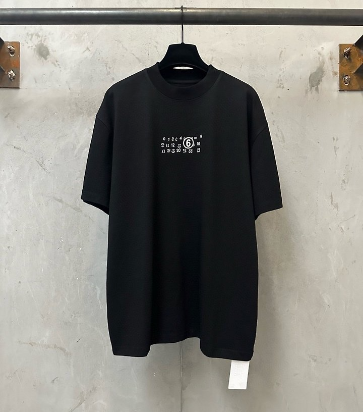 MAISON MARGIELA 메종마르지엘라 캘린더로고 티셔츠 2COLOR