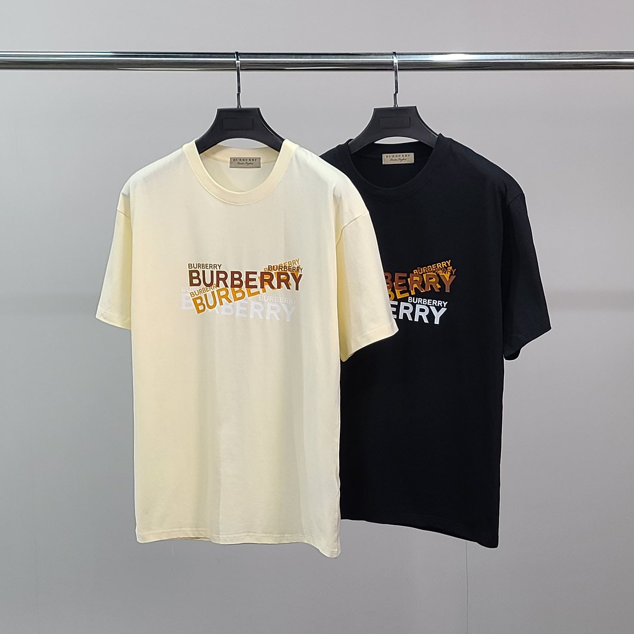 BURBERRY 버버리 멀티레터링 코튼 반팔티