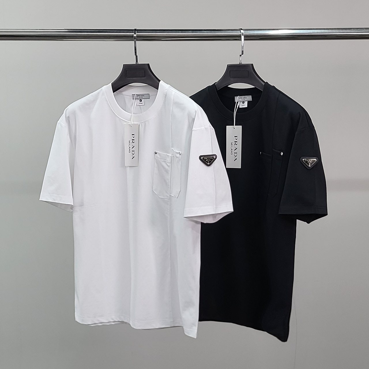 PRADA 프라다 언발포켓 라운드 반팔티