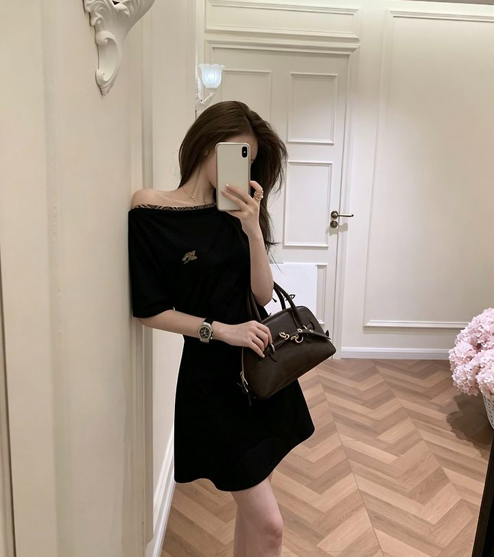 BURBERRY 버버리 1068 EKD 클래식 체크 트리밍 오프숄더 원피스 3COLOR
