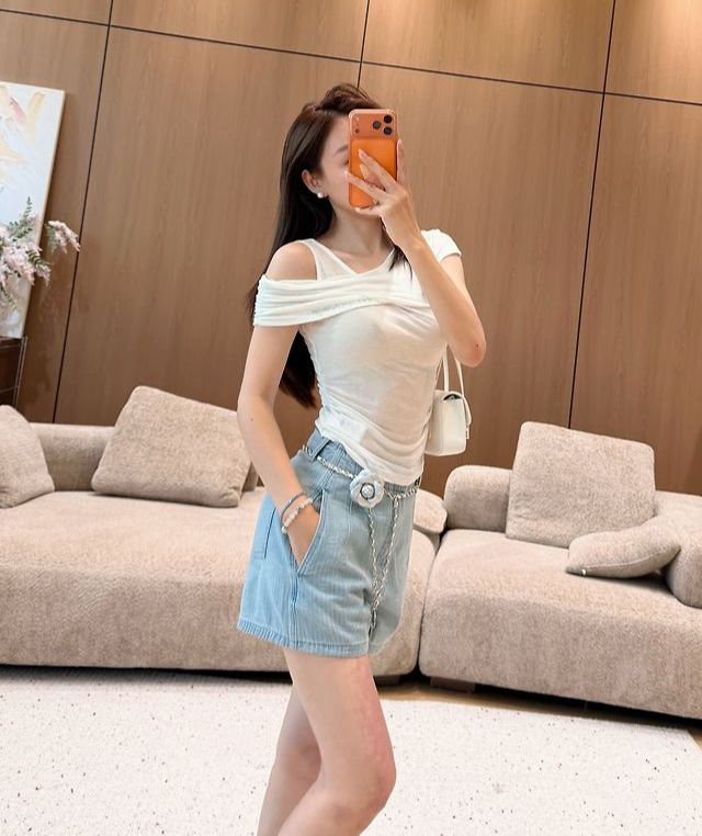 CHANEL 샤넬 1018 카멜리아 체인 CC 모노그램 데님 쇼츠